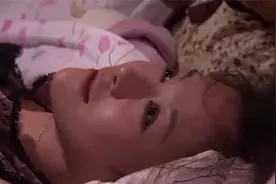 美女在床上兴奋地翻来覆去，到底啥事让她如此开心！