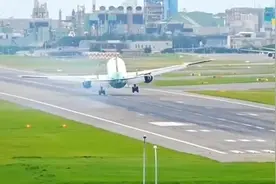 台风下飞机如纸片摇曳“漂移”落地 ，台湾桃园机场多架飞机复