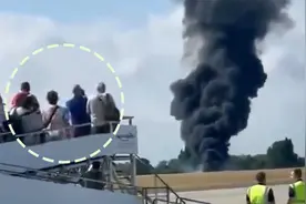 现场直击！英国一小飞机坠毁浓烟滚滚 附近登机旅客目睹骇人一幕