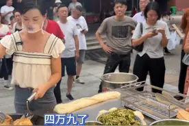 重庆500万粉丝美女做葱油饼，一个人带动一个夜市，直播间10万人