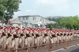 93阅兵，女兵退场，喊的口号听出来了四川口音！