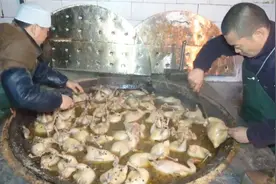 开封80岁老人街头炸丸子，不放一滴水酥香脆，做法讲究谁问都给说