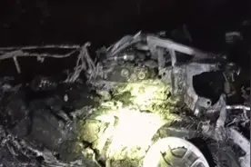 若塔与弟弟车祸身亡现场曝光：豪车烧成空壳，事发时疑超车爆胎