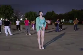 60岁阿姨跳广场舞惊艳全网！这身段这舞姿，20岁小姑娘都看傻zym