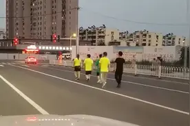对不起，我不该把车开到你家的客厅里！#遵守交通规则文明出行