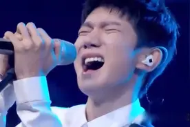 王源太阴了，唱歌唱不上去不是哭就是笑，谁能唱过他啊！