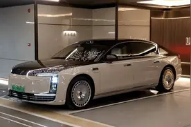 不愧是尊界S800华为ADS 4.0智驾，这操作丝滑如真人