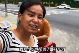 李佳第一次出来卖西瓜，有好多人都来买，今天收入不错视频封面