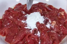 炒牛肉，不要用盐和料酒腌制，大厨教你一招，鲜嫩入味不老不柴