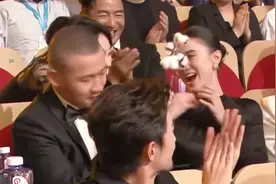 惺惺相惜！宋佳得奖，闫妮高兴得像个孩子，这一幕直接看哭