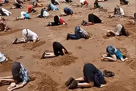 去海边玩耍时，千万别把身体埋进沙子中，看完涨知识了