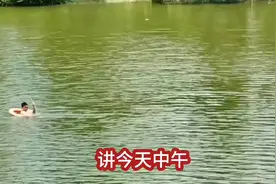 湖南湘潭雨湖公园母子掉湖里，孩子被救起，妈妈情况不妙