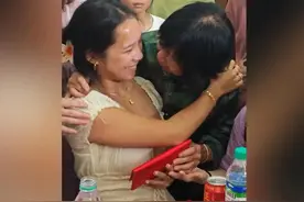 比利时女孩回国认亲和85岁奶奶含泪相拥！画面温馨令人泪目！！！