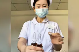 惊呆！护士小姐姐徒手弹开安瓿瓶，这波操作太帅了