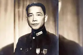 2005年，汪精卫儿子回国扫墓，看到父母跪地石像，含泪说了9个字
