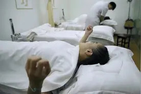 中医按摩太舒服，宋佳按了一个多小时还不够，舍不得走