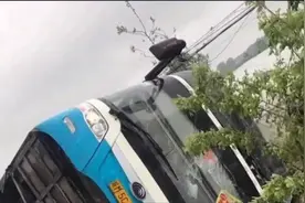 江西上饶一辆中考返程大巴发生车祸，村民：两名学生不幸遇难。视频封面