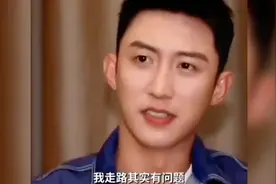 原来这样走路叫“一步三摇”，网友：在部队这姿势是不允许的