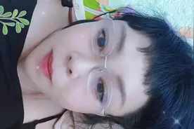 清新夏日，蓝发少女，眼镜加持，美出新高度！