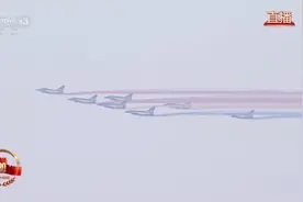 阅兵空中梯队完整视频来了！战鹰呼啸气势如虹 战机拉出14道彩烟