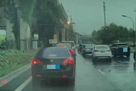 "交警：你怎么不摆警示牌？ 故障车司机：请看VCR"