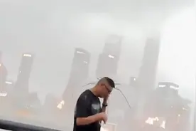 台风"竹节草"在上海市奉贤区沿海再登陆 记者风雨中一度难以讲话