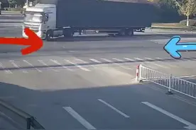 小车千万不要离大货车太近或者并排行驶视频封面