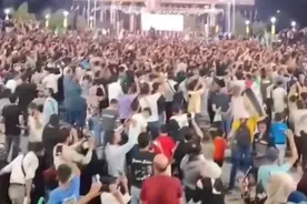 叙利亚民众庆祝特朗普正式签署解除叙利亚制裁，高呼“特朗普”