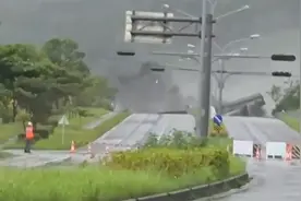 台风“桦加沙”致台湾发生洪灾：当地桥梁被冲断街道变河道