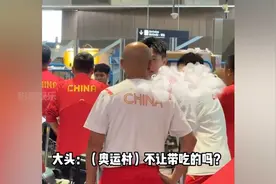原来王楚钦早把照顾莎莎当习惯，在机场不忘从箱子里拿零食给妹宝