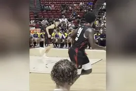 约老师附体！杨瀚森梦幻转身戏耍防守，丝滑上篮引爆全场！