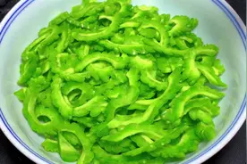 炒苦瓜，切记不要直接放油炒，教你一招，翠绿清脆不发苦