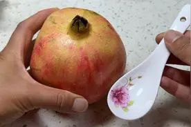 今天才知道，石榴的正确吃法，全程不脏手不流汁，方法太实用了