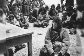 1959年的3月28日，西藏噶厦政府被废除，百万农奴宣布翻身做主