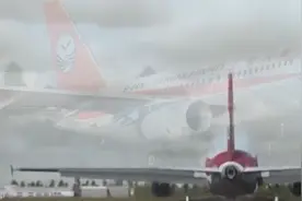 四川8633机长刘传健，教科书级的迫降操作，挽回上百名生命