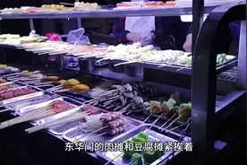 煎锅上的美食，简单却有烟火气。