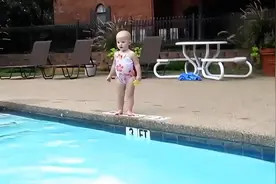 1岁女宝宝轻松游过12米泳池，独特泳姿灵活似小鱼