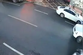 小孩反坐电动车后座，易因惯性甩下车发生事故，家长需格外注意！