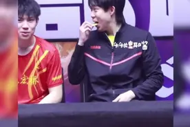 王楚钦吃饼干充饥！吃完圆的吃方的没这么晚下班过！看把孩子饿的