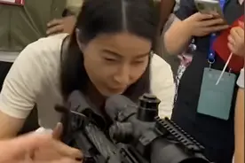 霍启刚夫妇参观山东舰，郭晶晶体验枪械操作