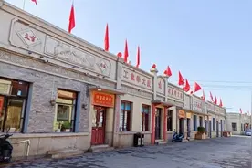 山西大寨红旗一条街，到处是毛主席语录，就像回到60年代，震撼！