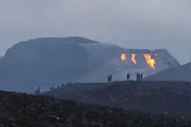 冰岛法格拉达尔火山喷发现场，飞泄而下的熔岩流，壮观又危险视频封面