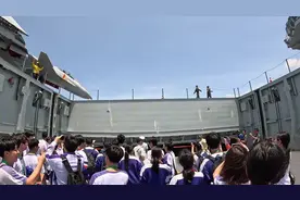 第一批参观山东舰的香港网友，已经体会它到底有多大多震撼了！