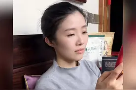 大哥讲笑话哄媳妇拖地！网友：大哥你在一旁讲，我和嫂子一起拖！