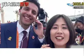 阅兵现场的伊拉克记者对中天小姐姐说：我在中国是多么的自豪。