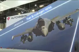 “巧合”？巴黎航展上，歼-10CE模型正对着法国“阵风”战机海报视频封面