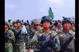 阅兵战士完成任务拿着补给回营，比打了胜仗还开心！#大阅兵#