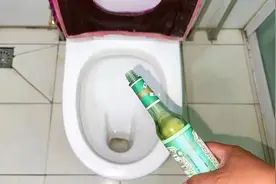 把花露水倒进马桶里，作用太厉害，解决了家家户户的大难题视频封面