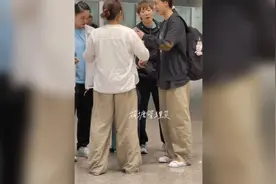 7.16 王曼昱开心三人组安全落地北京 陈熠和曼昱比身高俩人都笑了