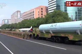 中国军事力量展示：DF-61导弹运输车巡游城市